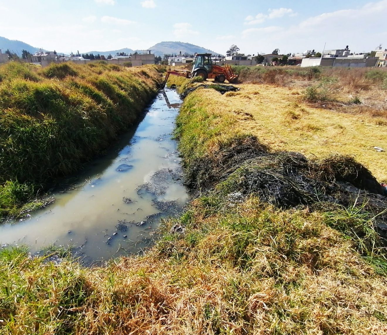 CONSTANTE TRABAJO DE DESAZOLVE EN RÍOS Y CANALES Agua y Saneamiento